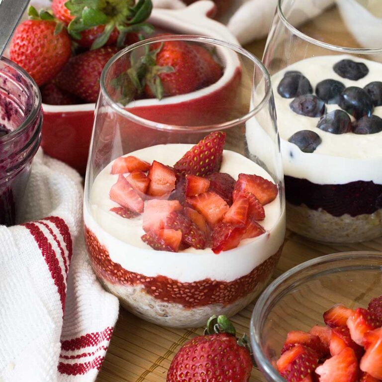 the best recipe for easy and healthy strawberry cheesecake overnight oats that are anti-inflammatory and naturally sweetened