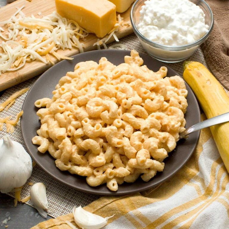 A plate of high-protein macaroni and cheese.