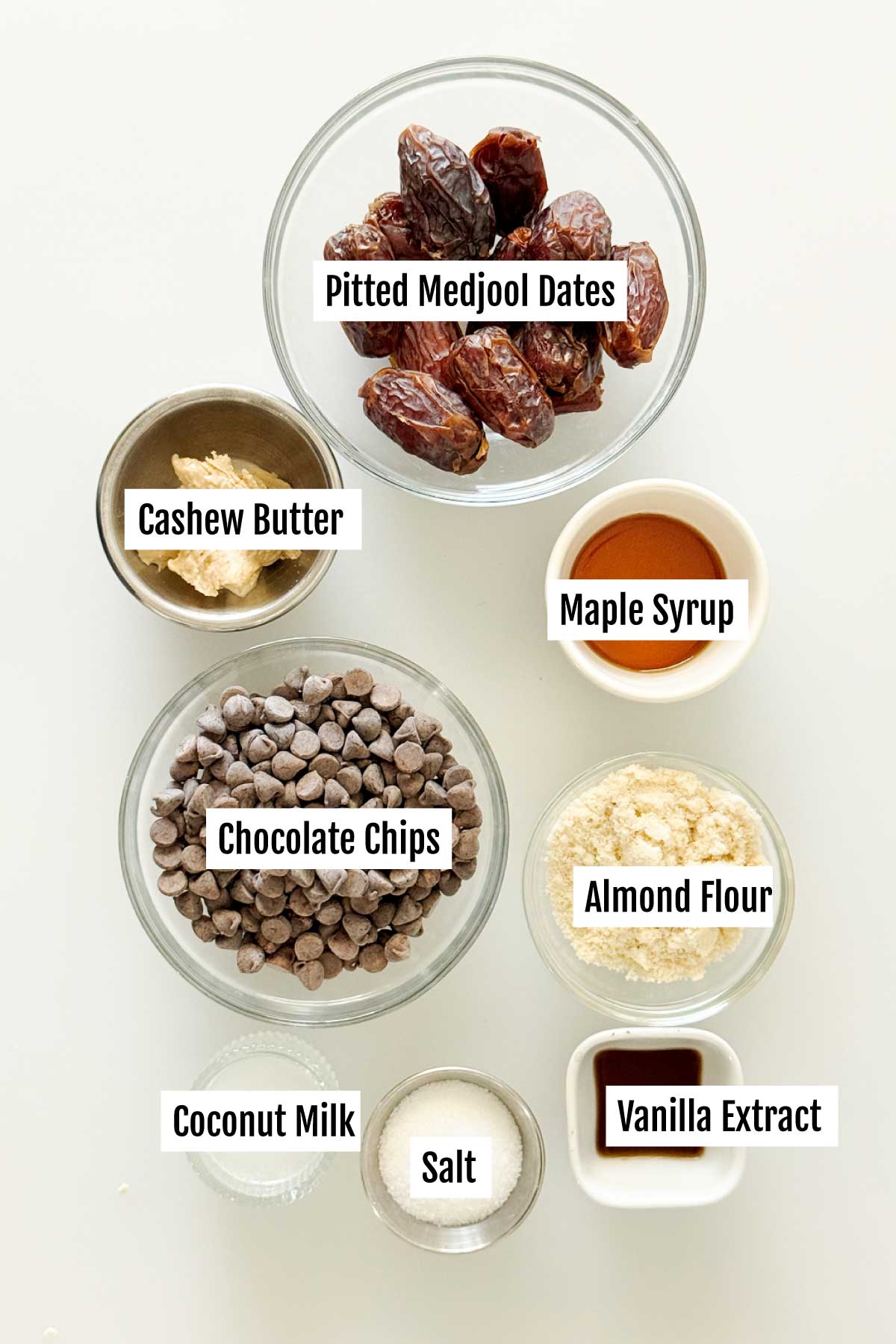 All the ingredients you need to make easy chocolate day caramels with maple syrup.